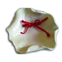 Piatto bordo ondulato bianco con fiocco